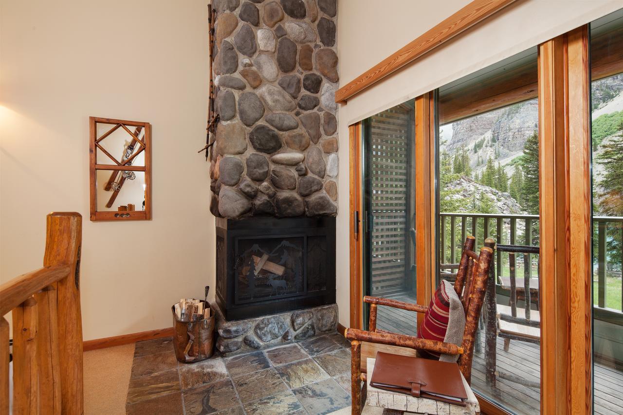 Moraine Lake Lodge Лейк-Луиз Экстерьер фото